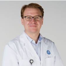 All arm positions for lateral spine imaging shows mean changes in  kyphosis/lordosis <5 degrees.