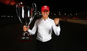 El piloto alemán se estrena dentro de dos meses en el mundial de f1 y este fin de semana ha ferrari pone a mick schumacher a mirarse en el espejo de carlos sainz. Mick Schumacher To Ferrari Coulthard Explains When Star Will Replace Leclerc Or Sainz F1 Sport Express Co Uk
