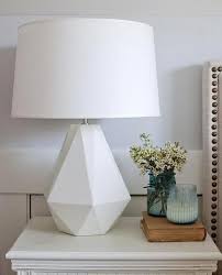 Quelle che abbiamo scelto di mostrarvi sono tutte lampade utilizzate per illuminare i comodini posti ai due lati del letto, quindi posizionate in modo da creare una sorta di cornice al letto stesso. Pin Su Lampade Da Comodino