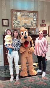 Ander herrera scores winner as manchester united beat tottenham to reach fa cup final. Manchester United Fa Cup Hero Ander Herrera Takes Midweek Break To Disneyland Paris With Gorgeous Partner Isabel Collado And Their Daughter