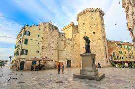 Keine sehenswürdigkeit im klassischen sinn, aber dennoch sehenswert ist die palmengesäumte uferpromenade in split namens riva. Top 15 Sehenswurdigkeiten In Split Kroatien Placesofjuma