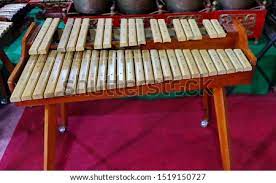 Angklung adalah alat musik tradisional dari wilayah sunda jawa barat. Shutterstock Puzzlepix