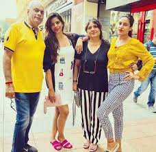 But she is in a relationship with her boyfriend named karan sharma. Surbhi Chandna Wiki Boyfriend Height Age Family Biography More Famous People Wiki