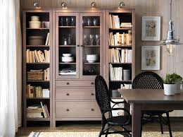 Ein Raum Mit Hemnes Vitrine Mit 3 Schubladen Und Hemnes Bucherregalen In Bucherre Ikea Living Room Ikea Living Room Storage Dining Room Storage Furniture