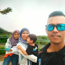 Selamat tengah hari kawan2 Tadi pagi racun rumput Mau tanam rumput baru😂