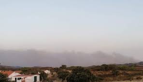 O incêndio que lavra na zona de odeleite, castro marim, no algarve, já passou para o concelho vizinho de tavira e. 218cjkgha Osmm
