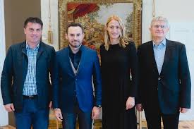 Jul 26, 2021 · david popovici (16 ani) şi robert glinţă (24 de ani) vor concura marţi dimineaţă în finalele de la jocurile olimpice 2020. Presedintele FederaÅ£iei Romane De Inot Camelia Potec In VizitÄƒ La Arad