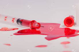 赤い液体またはスタジオのある静物 - コンセプト イメージの白い背景の上に血を潮吹き注射針のハイアングルの写真素材・画像素材 Image  47235577