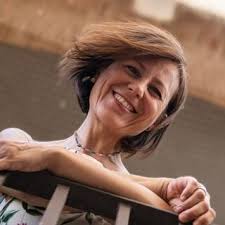 Salve io ho un ernia l5 s1 ho fatto tutti esami raggi risonanza pure le  scosse ma il dolore ai glute