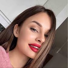 Anna Walker's Instagram, Twitter & Facebook