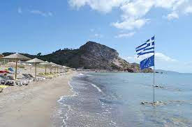 It's an up market resort with a selection of plush villas available to rent in the hills behind the harbour. Agios Stefanos Beach Strand Auf Kos Kos Urlaub
