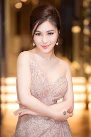 Phạm thị hương tràm (sinh ngày 15 tháng 5 năm 1995 tại thành phố vinh, nghệ an), thường được biết đến với nghệ danh hương tràm, là một nữ ca sĩ người việt nam. HÆ°Æ¡ng Tram La Ai Tiá»ƒu Sá»­ Sá»± Nghiá»‡p Va Ä'á»i TÆ° Ná»¯ Ca SÄ©