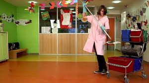 Solange trombetta, jocelyne javelas, sandrine bouzigues agent d'entretien : Balayage Des Sols Et Technique Des Deux Seaux Cap Petite Enfance Youtube