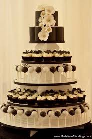 Love This Cake And Design It Would Be In Purple For Me Torte Hochzeit Hochzeitstorte Cake Pops