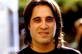 Image of CREED SINGER POSES AT 2002 BILLBOARD MUSIC AWARDS, 2002-12-09  (photo)