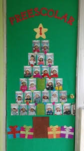 как украсить дверь в детском саду на новый год Christmas Classroom Door Decoration Puerta Del Salon De Clases Decorada De Navidad Porta Da Escola No Natal