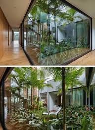 This Modern House Has An Internal Garden Positioned In The Middle Of The Home Creating A Centerpiece Interior Garden Garden Architecture Courtyard House Plans