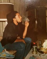 Bob Marley Smokes A Joint Click On Pic To See A Full Screen Pic Then Click On The Opened Full Screen Pic T Bob Marley Pictures Bob Marley Legend Bob Marley