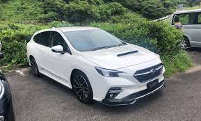 新型スバル レヴォーグが撮影のためか一般道に出現 やはりスバルのデザインは群を抜いている レヴォーグ スバル ティグアン