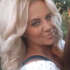 Really great idea to walk away from the car you are suppose to be getting  in 🙈 anything for a pic baby!