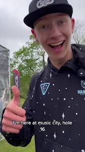 Isaac Robinson y Gannon Buhr en el Disc Golf