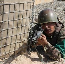 Hunderte menschen versuchen flugzeuge zu stürmen, um afghanistan verlassen zu können. Gv9v5mkneyzmkm