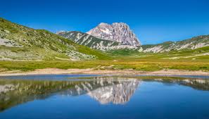 Everything you need to know about the ski area, from the best ski runs and terrain to where to go for après. Campo Imperatore Lo Spettacolare Altopiano Abruzzese Da Visitare Anche D Estate Siviaggia