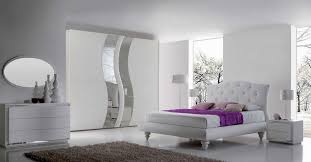 Inoltre dovrà anche garantire la giusta dose di privacy, risultando al tempo stesso invitante e accogliente. Camera Da Letto In Stile Moderno Bianco Frassinato Con Specchi Paternoster Home