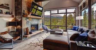 The rustic decor is characterized by the use of natural materials and finishes and by a very warm and inviting vibe. Edesign Abigail Elise Design Studio