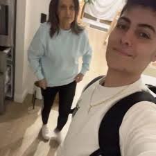 Heyy yall! My name is Evelyn Keating, and I am from St. Matthew's, SC. I am  committed to UofSC, and will be majoring in nursing!! I do not plan