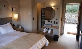 Τουλάχιστον έγινε προσπάθεια ανάταξης με αδρεναλίνη,δεξαμεθαζόνη,σαλβουταμόλη, σετριζίνη. Azanias Chalet Kalabryta Times 2021