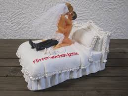 Brautpaar Spardose Sparschwein Flitterwochen Kasse Schones Hochzeitsgeschenk Flitterwochen Spardose Aus Polyresin Motiv Liebendes Brautpaar Im Bet Brautpaar