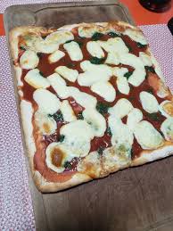 Anche riscaldata è molto buona, se avanza basta congelarla e non perde il suo gusto. Homemade Pizza In Teglia Pizza