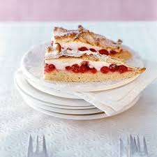 Sahne mit 50 g puderzucker steif schlagen und zum schluss sahnefestiger einrieseln lassen. Kuchen Und Torten Mit Johannisbeeren Essen Und Trinken