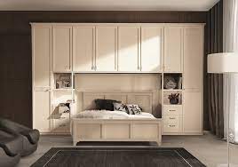 Ai piedi del materasso lo spazio utile di passaggio deve essere compreso tra 60 e 95 cm (misura quest'ultima che permettere la compresenza di due persone in simultanea). Camere Da Letto Arredamenti Neziosi