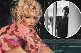 Ltrrecords.com ltr records, released 2 daniel hayhurst of the hayhurst brothers takes us on a tour of their most recent home build in. Actress Pamela Anderson Reportedly Dating Her Bodyguard Of Two Years Months After Splitting From Her Ex Husband Jon Peters