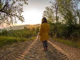 Mulher Caminhando Natureza Imagens – Download Grátis no Freepik