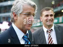 Der Vorstandsvorsitzende des FC Bayern München Bayern, Karl Heinz  Rummenigge (r) und der Präsident Uli Hoeness stehen am Donnerstag  (24.05.2012) à München (Oberbayern) in der "FC Bayern Erlebniswelt" in der  Allianz Arena