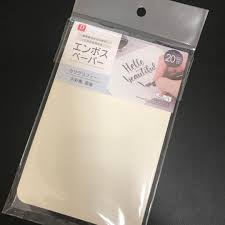 diy花嫁さん必見 席札やテーブルナンバーなど ダイソーで手に入る エンボスペーパー がとってもおしゃれなペーパーアイテムになるんです コスパ最高の優秀アイテムをご紹介 結婚式 ウェルカムボード 手作り 100均 結婚式メッセージカード ウェディング