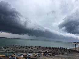 Tornadă în apropierea unui templu budist vechi de peste 500 de ani. Meteoplus Vama Veche 21 Mai Ora 20 30 Ana Maria Facebook