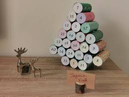 Deco noel exterieur avec guirlande de noël, comment creer une decoration de noel originale. Calendrier De L Avent Rouleaux De Papier Toilette Sapin De Noel