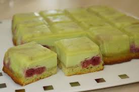Le Gateau Magique Pistache Framboises La Faim Des Bananes Pistache Demarle Recette Gateaux Et Desserts