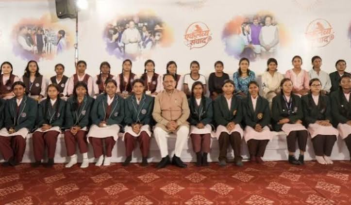 मुख्यमंत्री विष्णु देव साय ने एकलव्य के विद्यार्थियों का बढ़ाया उत्साह – Roytarsnews