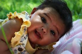 Tips for photographing a 4-month-old baby in a field