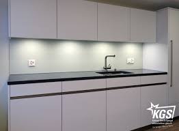 Glas Kuchenruckwand Aus Satiniertem Diamant Glas Mit Ncs Lackierung In Leichtem Beige Farbton Kuchenruckwand Glasruckwand Kuche Kuche