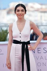 Hazar ergüçlü is a 29 year old turkish actress. Hazar Erguclu Style Clothes Outfits And Fashion Celebmafia