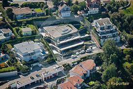 Sein miethaus in wimbledon hat roger federer früher verlassen, als es ihm lieb war. Foto Der Schweizer Tennisstar Roger Federer Hat Seinen Offiziellen Wohnsitz Im Jahre 2014 In Dieses Geraumige Terrassenhaus Im Schwyzerischen Steuerparadies Wollerau Verlegt Luftaufnahme Von Niklaus Wachter Schweiz Flugaufnahme Flugbild Luftbild