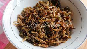 3 ulas bawang putih (ikan bilis, cili merah, cili api, bawang putih dikisar kasar). Sambal Ikan Bilis Melaka Yang Sedap Meletop Azie Kitchen