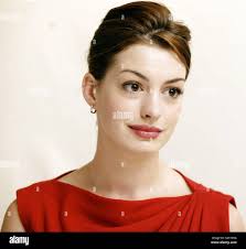 Ella enchanted 2004 anne hathaway hi-res stock photography and images