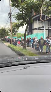 #Contexto Está son las filas de más de 1000 personas, usuarios de La Nueva  EPS, que desde la madrugada llegan a la 30 de agosto con calle 50 en  Pereira para intentar recibir los medicamentos, solo ...